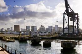 Image du Maroc Professionnelle de  Le port et la ville de Casablanca au premier plan les cales du môle Tariq et les quais pour conteneurs gérés par les services de l'ODEP, au fond les buildings du centre ville de Casablanca. 31 Décembre 2003. ((Photo / Abdeljalil Bounhar) 